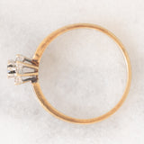 Anello a margherita in oro giallo 9K con zaffiro (0.08ct ca.) e diamanti (0.06ctw ca.), anni ‘70/‘80