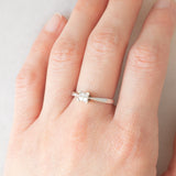 Anello “solitario” vintage in oro bianco 9K con illusion setting diamanti di taglio princess (0.15ctw ca.), anni ‘80/‘90
