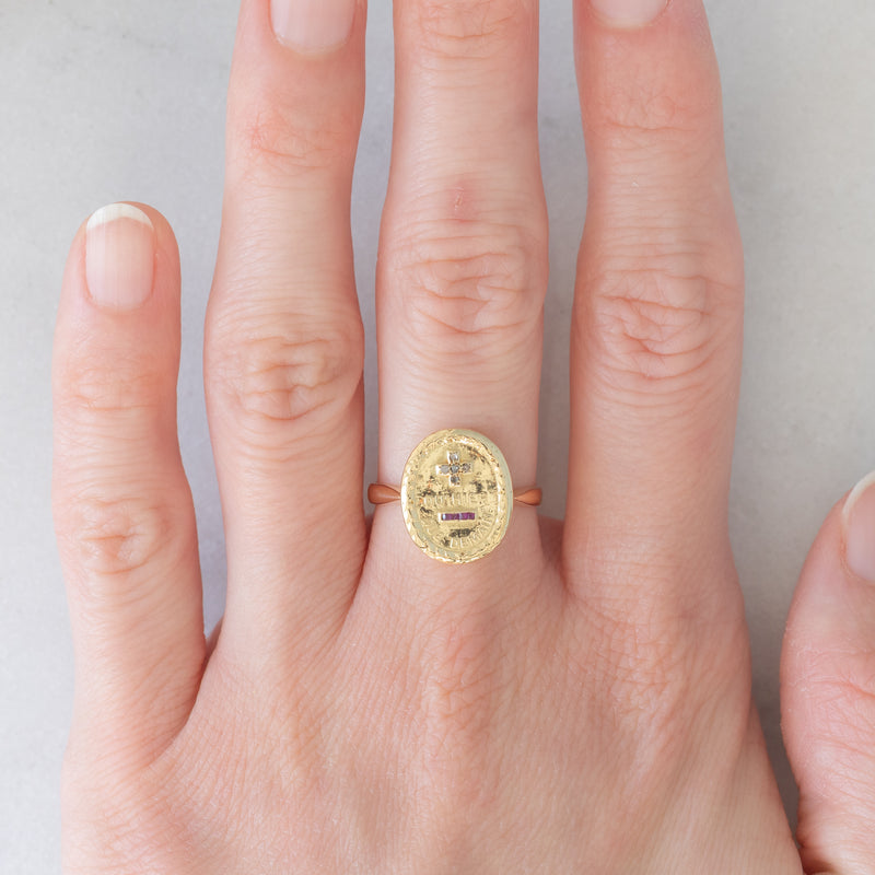 Anello “Plus qu’hier moins que demain” vintage in oro giallo 18K con diamanti e rubini