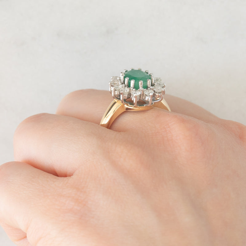 Anello a margherita vintage in oro giallo e bianco 14K con smeraldo (1.75ct ca.) e diamanti di taglio brillante (0.72ctw ca.), anni ‘70
