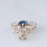 Ciondolo a margherita vintage in oro bianco 14K con zaffiro (0.20ct ca.) e diamanti di taglio brillante (0.50ctw ca.), anni ‘70/‘80