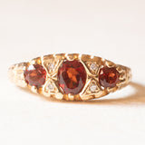 Vintage-Ring aus 9-karätigem Gelbgold mit Granat und Diamant (ca. 0.02 ctw), 60er Jahre