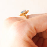 Vintage-Gänseblümchenring aus 18-karätigem Gelbgold mit blauem Topas (ca. 0.80 ct) und Diamanten im Brillantschliff (ca. 0.50 ctw), 70er Jahre