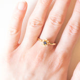 Винтажное кольцо с ромашками из 14-каратного желтого золота с сапфиром (около 0.20 карата) и бриллиантами классической огранки (около 0.26 карата), 70-е годы