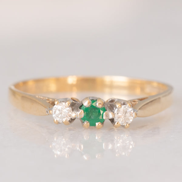 Trilogy vintage in oro giallo 9K con smeraldo (0.05ct ca.) e diamanti di taglio brillante (0.08ctw ca.), anno 1987
