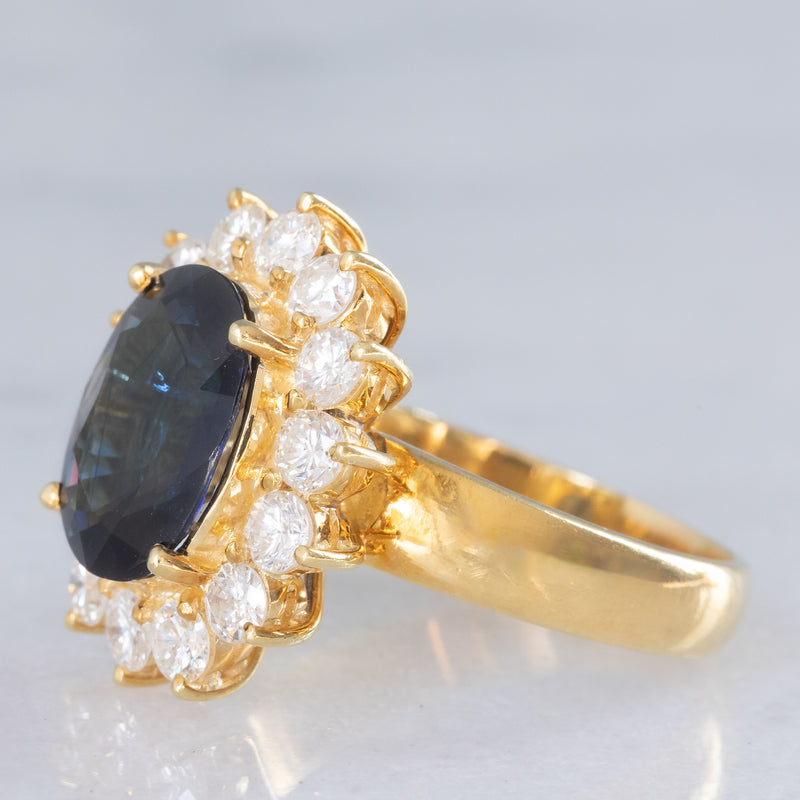 Anello a margherita vintage in oro giallo 18K con zaffiro (4.40ct ca.) e diamanti di taglio brillante (1.68ctw ca.), anni ‘70/‘80