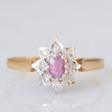 Anello a margherita vintage in oro giallo e bianco 9K con rubino (0.12ct ca.) e diamanti (0.04ctw ca.), anno 1988
