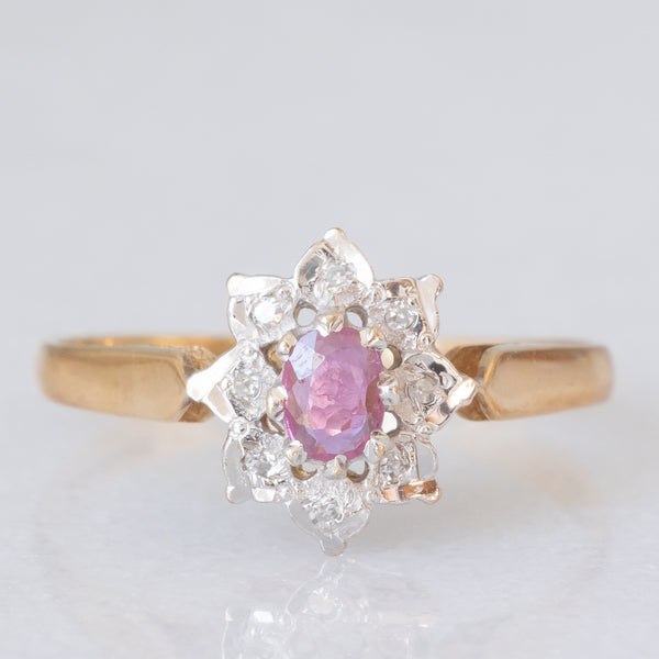 Anello a margherita vintage in oro giallo e bianco 9K con rubino (0.12ct ca.) e diamanti (0.04ctw ca.), anno 1988