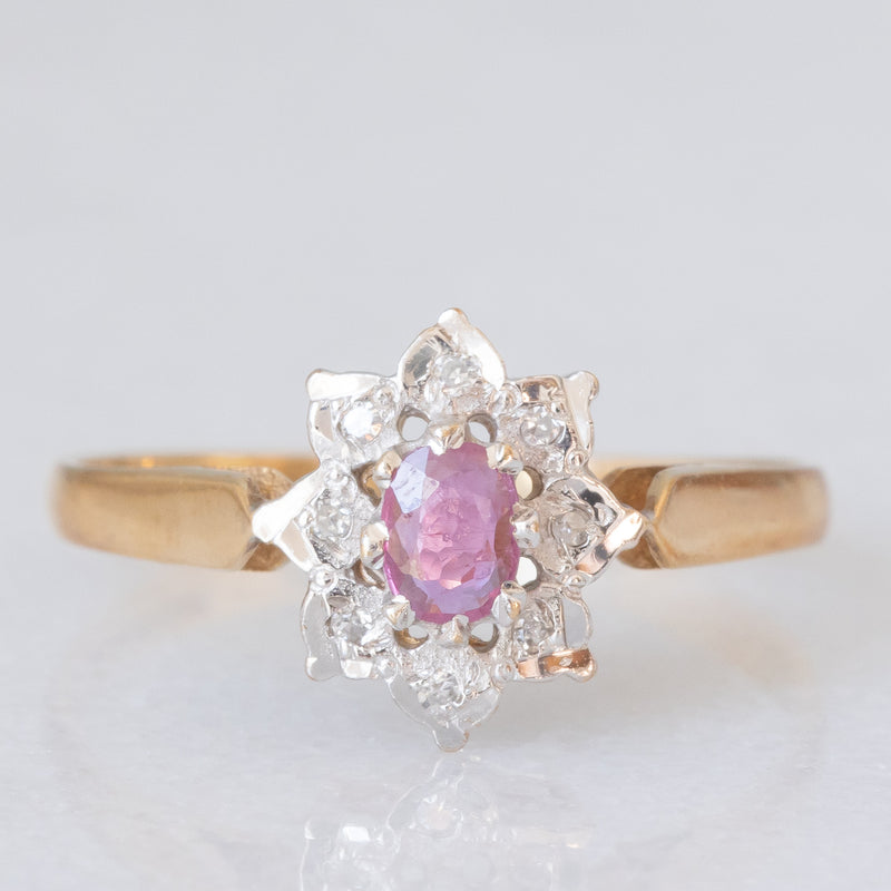 Anello a margherita vintage in oro giallo e bianco 9K con rubino (0.12ct ca.) e diamanti (0.04ctw ca.), anno 1988