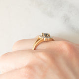 Anello a margherita in oro giallo 9K con zaffiro (0.60ct ca.) e diamanti (0.05ctw ca.), anni ‘70/‘80