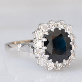 Anello a margherita in oro bianco 14K con zaffiro (3.50ct ca.) e diamanti di taglio brillante (0.56ctw ca.), anni ‘70