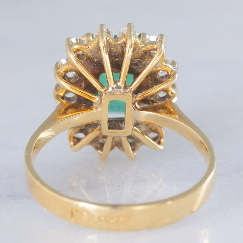 Anello a margherita vintage in oro giallo 18K con smeraldo (1.50ct ca.) e diamanti di taglio brillante (0.56ctw ca.), anni )70/‘80