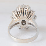 Anello a margherita vintage in oro bianco 14K con zaffiro (2.60ct ca.) e diamanti di taglio brillante (1.50ctw ca.), anni ‘60