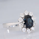 Anello a margherita vintage in oro bianco 18K con zaffiro (1.90ct ca.) e diamanti di taglio brillante (0.75ctw ca.), anni ‘70