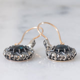 Orecchini pendenti antichi in oro giallo 18K e argento con zaffiri (5ctw ca.) e diamanti di taglio vecchia miniera (1ctw ca.), primi del ‘900