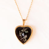 Vintage-Halskette aus 9-karätigem Gelbgold mit herzförmigem Anhänger aus 9-karätigem Gelbgold mit Onyx- und Triplet-Opal-Mosaik