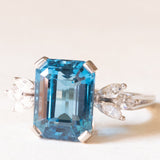 Ring aus 18-karätigem Weißgold mit blauem Topas (ca. 7 ct) und Diamanten im Marquise-Schliff (ca. 0.60 ctw), ca. 80er/90er Jahre.