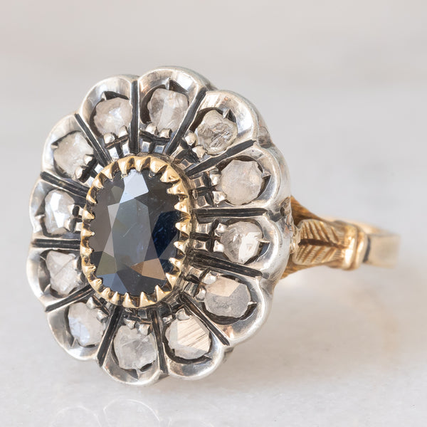 Anello a margherita vintage in stile antico in oro giallo 18K e argento con zaffiro (1ct ca.) e diamanti di taglio rosetta (0.36ctw ca.), anni ‘60/‘70