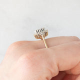 Bague marguerite vintage en or jaune et blanc 9 carats avec saphir (environ 1 ct) et diamants (environ 0.22 ct au total), 1989