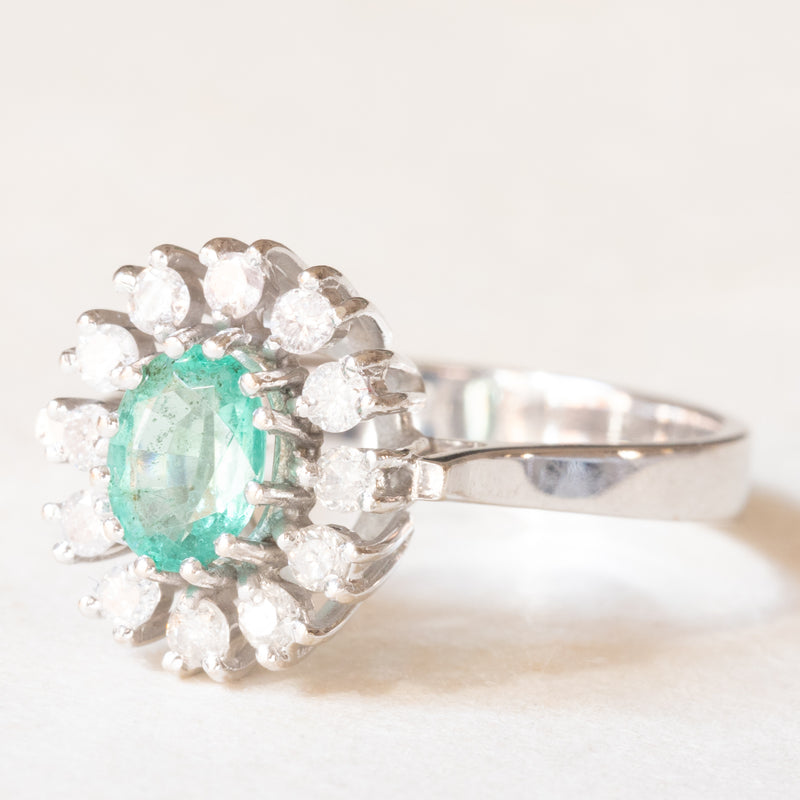 Anello a margherita vintage in oro bianco 18K con smeraldo (0.45ct ca.) e diamanti di taglio brillante(0.36ctw ca.), anni ‘70