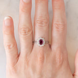 Anello a margherita vintage in platino con rubino (0.62ct) e diamanti (0.36ctw), anni ‘70/‘80