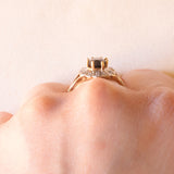 Anello a margherita vintage in oro giallo e bianco 9K con zaffiro (1.40ct ca.) e diamanti, anni ‘70