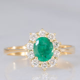 Anello a margherita vintage in oro giallo 18K e 14K con smeraldo (0.60ct ca.) e diamanti di taglio brillante (0.30ctw ca.), anni ‘70/‘80