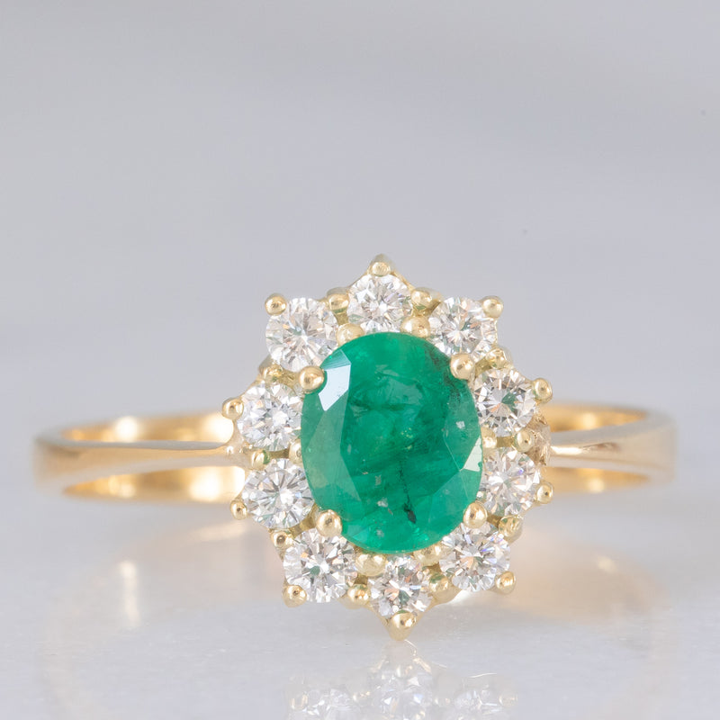 Anello a margherita vintage in oro giallo 18K e 14K con smeraldo (0.60ct ca.) e diamanti di taglio brillante (0.30ctw ca.), anni ‘70/‘80