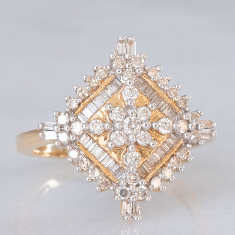 Anello vintage in oro giallo e bianco 14K con diamanti di taglio brillante e baguette (0.75ctw ca.), anni ‘70/‘80