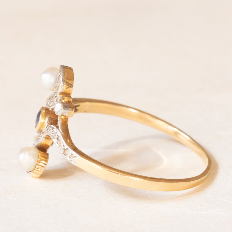 Anello Art Nouveau in oro giallo 18K e platino con perle bianche, zaffiro (0.08ctw ca.) e diamanti di taglio rosetta (0.22ctw ca.), anni ‘10/‘20