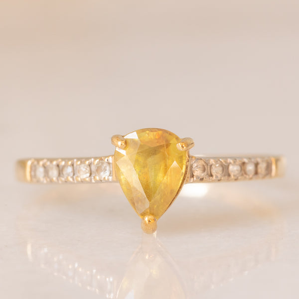 Anello vintage in oro giallo 9K con tormalina gialla (0.60ct ca.) e diamanti (0.10ctw ca.)