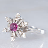 Anello a fiore vintage in oro bianco 14K con rubino (0.20ct ca.) e diamanti (0.20ctw ca.), anni ‘70