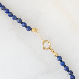 Collana moderna con filo di vetri blu e con pendente in oro giallo 18K con lapislazzuli, smeraldo e diamante