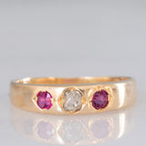 Trilogy gypsy vintage in oro giallo 14K con diamante (0.16ct ca.) e rubini (0.16ctw ca.), anni ‘40/‘50