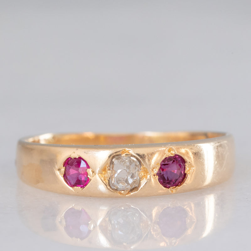 Trilogy gypsy vintage in oro giallo 14K con diamante (0.16ct ca.) e rubini (0.16ctw ca.), anni ‘40/‘50