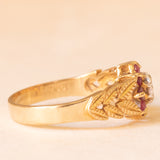 Vintage-Blumenring aus 9-karätigem Gelb- und Weißgold mit synthetischen Rubinen (ca. 0.40 ctw) und Diamant sowie mit seitlichen Verzierungen in Form von Blättern, 1989