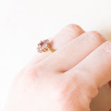 Винтажное кольцо в виде ромашки из желтого золота 9К с розовым турмалином (около 0.15 карата) и синтетическими розовыми сапфирами (около 0.40 карата), 2004 год.