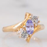 Anello bypass in oro giallo 9K con tanzaniti (0.91ctw ca.) e zaffiri bianchi