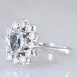 Anello a margherita in oro bianco 18K con acquamarina (1.10ct ca.) e diamanti di taglio brillante (1ctw ca.), anni ‘70