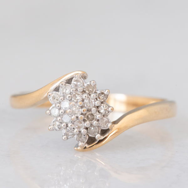 Anello a fiore vintage in oro giallo e bianco 9K con diamanti (0.15ctw ca.)