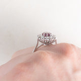 Vintage 18K white gold daisy ring with pink tourmaline (approx. 0.60ct) and brilliant cut diamonds (approx. 0.90ctw), 70s