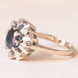 Vintage-Gänseblümchenring aus 14-karätigem Weißgold mit Saphir (ca. 0.70 ct) und Diamanten im Brillantschliff (ca. 0.20 ctw), 70er Jahre