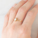 Vintage-Solitär aus 9-karätigem Gelbgold mit Opal (ca. 0.25 ct), 1982