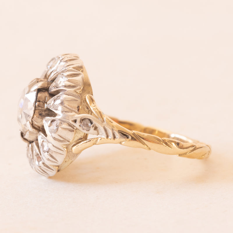 Anello a margherita antico in oro giallo 14K e argento con diamante centrale di taglio rosa coroné (0.60ct ca.) e diamanti laterali di taglio rosetta, fine’800/primi del ‘900