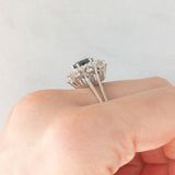 Anello a margherita vintage in oro bianco 18K con zaffiro (1.30ct ca.) e diamanti di taglio brillante (1.30ctw ca.), anni ‘70