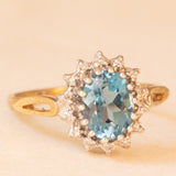 Anello a margherita vintage in oro giallo e bianco 9K con topazio azzurro (1.70ct ca.) e diamanti (0.14ctw ca.), anni ‘80