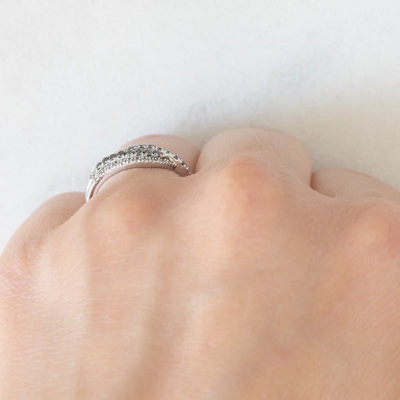 Anello vintage in oro bianco 9K con diamanti bianchi e diamanti neri (0.25ctw ca.)