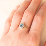 Vintage 9K yellow and white gold daisy ring with blue topaz (0.50ct approx.) and diamonds (0.08ctw approx.)