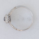 Anello a margherita vintage in oro bianco 9K con zaffiro di taglio carré (0.20ct ca.) e diamanti (0.38ctw ca.), anni ‘90/anni ‘2000