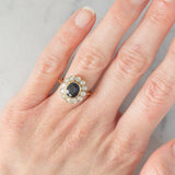 Anello a margherita vintage in oro 18K con zaffiro (1.10ct ca.) e diamanti di taglio brillante (0.50ctw ca.), anni ‘60